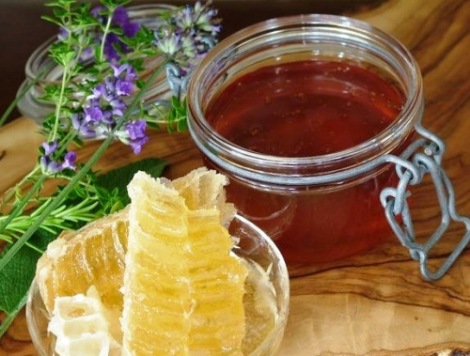 honey-honeycomb-herbs